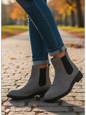 Gray Suede Chelsea Boots With Elastic Side Panels & Lug Sole Womens Size 6